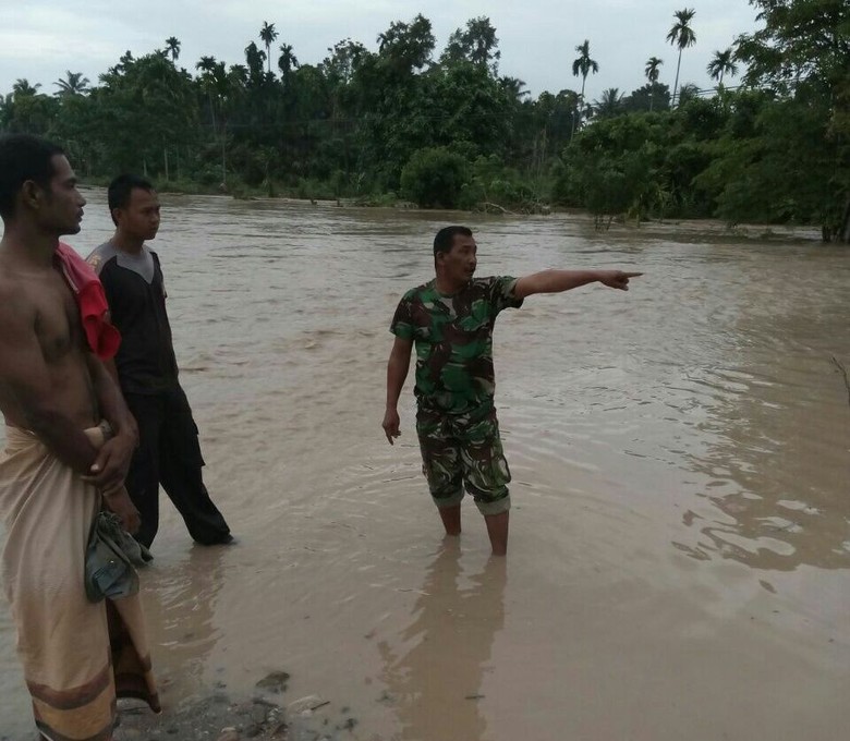 Banjir Kepung Aceh Utara, Puluhan Babinsa Disiagakan di Titik Rawan Banjir Kepung Aceh Utara, Puluhan Babinsa Disiagakan di Titik Rawan