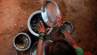 Istri Bhagat tinggal di rumah yang sama dengannya namun memiliki kamar dan dapur yang terpisah. Dua di antaranya dipercayakan dengan mengambil air, sementara yang ketiga mengelola dapur. (Danish Siddiqui/Reuters)