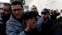 Rekan-rekan Musab juga melepas kepergian remaja berusia 17 tahun itu (Foto: REUTERS/Mohamad Torokman)