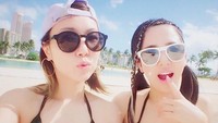 Bersama temannya, Sora tampak menikmati cahaya mentari Hawaii yang cerah. Sora terlihat menikmati liburannya di Pantai Waikiki, Hawaii. (Instagram/Sora Aoi)