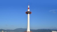 Kyoto Tower. Bangunan ini berumur 100 tahun lebih muda dari dafta 10 tempat terbaik di Kyoto. Kyoto Tower masuk ke dalam simbol budaya kota ini.