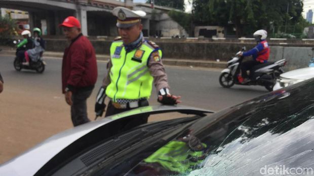 Kecelakaan diduga karena pengemudi kehilangan kendali saat mobil melaju kencang