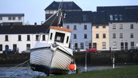 Kapal yang nangkring di dermaga di Galvin, Irlandia.