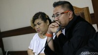 Pretty Asmara saat menjalani sidang di  Pengadilan Negeri Jakarta Pusat pada Rabu (3/1). Pool/Palevi S/detikFoto.