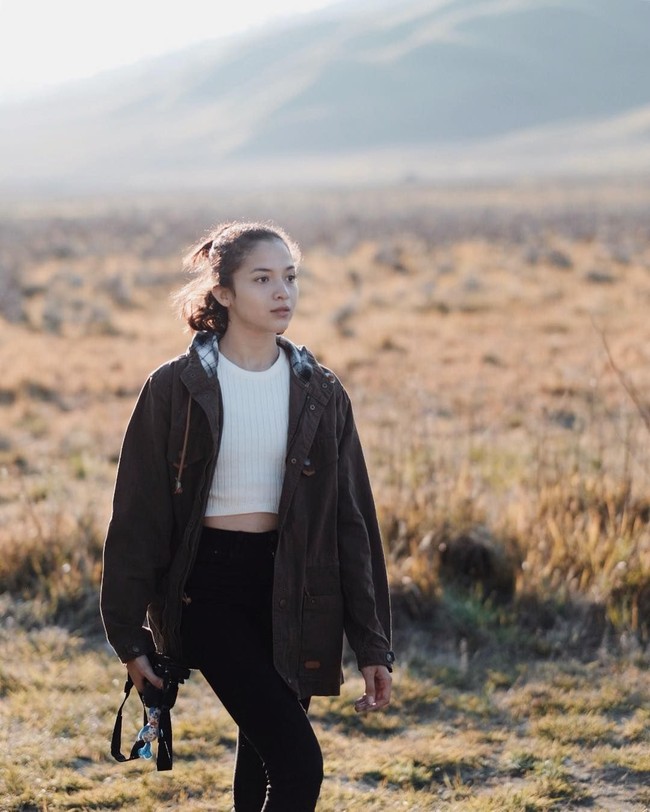 Gaya kasual Putri Marino dengan jaket parka, atasan putih, dan celana jeans hitam juga bisa menginspirasi busana liburan Anda. Foto: Instagram Putri Marino