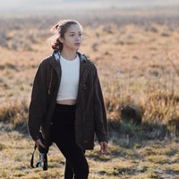 Gaya kasual Putri Marino dengan jaket parka, atasan putih, dan celana jeans hitam juga bisa menginspirasi busana liburan Anda. Foto: Instagram Putri Marino