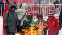 Saking dinginnya, sejumlah warga Kanada di Ottawa, Ontario, terlihat sedang menghangatkan diri. REUTERS/Patrick Doyle.