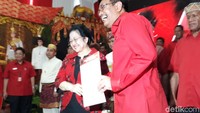 Mega menilai Djarot sebagai calon yang pas untuk membenahi Sumut. Djarot pun tampak semringah saat secara resmi diumumkan sebagai cagub Sumut.