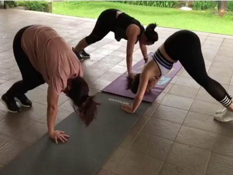 Foto: Oh My God! Saking Semangatnya Olahraga, Jidat Gisel Sampai Kejedug Lantai