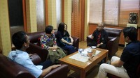 Konsultasi antara Melody dengan Kepala KPP Pratama Bandung Cicadas Ismujiraharjo berlangsung sekitar 30 menit. (Dok KPP Bandung Cicadas).