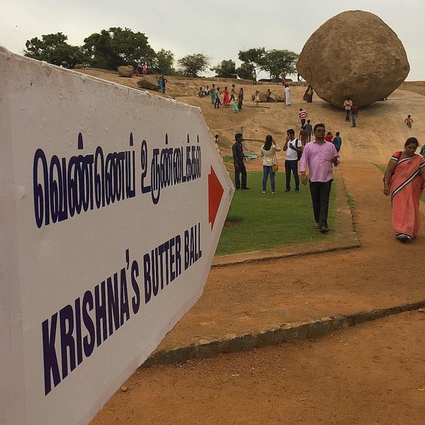Vaan Irai Kal alias Krishnas Butter Ball, atau dikenal juga sebagai Bola Mentega Dewa Krishna dan Batu Dewa Krishna bertempat di Kota Mahabalipuram, India (gmikalsen/Instagram)