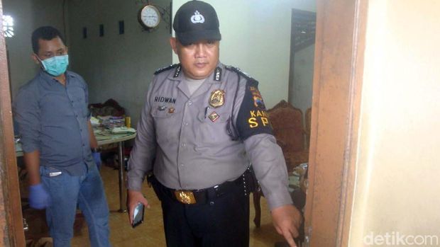 Polisi melakukan olah TKP