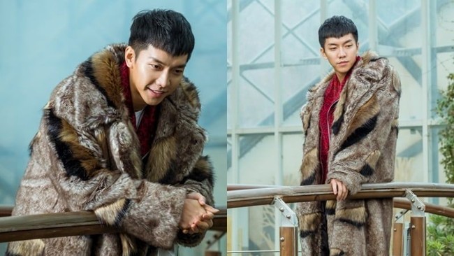 Drama fantasi ini di-setting di era modern. Sang Kera Sakti zaman now yang diperankan Lee Seung Gi pun berpakaian mencolok dengan mantel bulu tebal. Foto: Istimewa