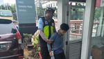 Pemotor Bawa Ganja Nyelonong Masuk Busway dan Tabrak Polisi