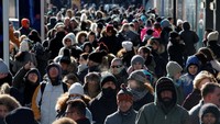 Para pejalan kaki di Manhattan kompak mengenakan pakaian hangat akibat cuaca dingin yang ekstrem. Beberapa bahkan mengenakan masker. REUTERS/Andrew Kelly.