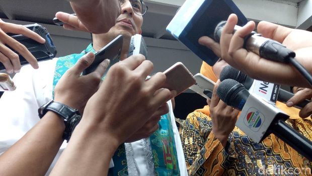 Aksi Khofifah dan Sandiaga Bantu Pegang HP Wartawan saat 