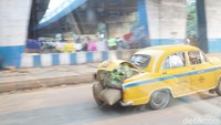 Taksi di sini  terbilang kendaraan yang murah dan multiguna. Seperti foto berikut dapat memuat barang melebihi kapasitas (Masaul/detikTravel)