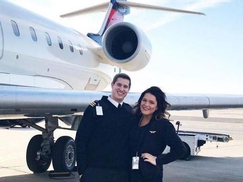 So Sweet! Pilot Lamar Pacarnya yang Pramugari di Depan Penumpang Pesawat
