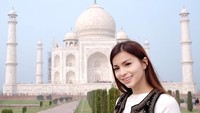 Bulan Desember 2017 kemarin, Sandra liburan ke India. Di sana, dia berkunjung ke Taj Mahal, bukti cinta nyata Shah Jahan kepada istrinya, Mumtaz Mahal. (Instagram/Sandra Olga)