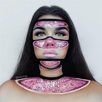 Geode adalah sejenis batu berongga yang berlapis kristal. Biasanya bagian rongga atau tengahnya yang terlihat indah karena berbeda warna dari bagian samping-sampingnya. Nah, kini ada tren makeup yang terinspirasi dari batu geode.  Foto: dok. Instagram (katytolj)