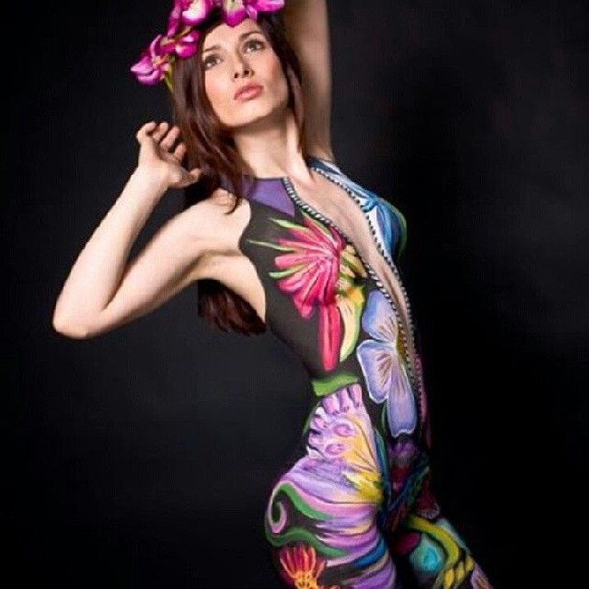 Bodysuit floral yang dipakai ini bukan busana, tapi lukisan karya Jen. Foto: Instagram