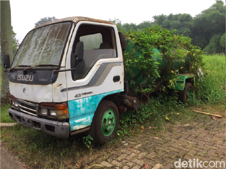 Truk Tangki Air Diselumuti Tanaman