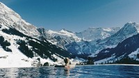 Di Swiss, ada The Cambrian Hotel, di Adelboden yang punya kolam pemandangan Pegunungan Alpen. Bukan cuma cantik, tapi pemandangannya juga instagenic (The Cambrian Hotel Adelboden)