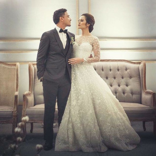 Hamish Daud dan Raisa Andriana dikenal sebagai pasangan fenomenal yang sering bikin baper para penggemarnya di media sosial. Mereka berdua dianggap sosok yang ideal dan serasi hingga saat mereka menikah pun disebut sebagai hari patah hati nasional. Meskipun jarang pamer kemesraan, aksi keduanya saling memuji atau bertutur kata melalui komentar dan keterangan foto, selalu saja disambut komentar baper oleh followers keduanya. Foto: Instagram