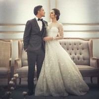 Hamish Daud dan Raisa Andriana dikenal sebagai pasangan fenomenal yang sering bikin baper para penggemarnya di media sosial. Mereka berdua dianggap sosok yang ideal dan serasi hingga saat mereka menikah pun disebut sebagai hari patah hati nasional. Meskipun jarang pamer kemesraan, aksi keduanya saling memuji atau bertutur kata melalui komentar dan keterangan foto, selalu saja disambut komentar baper oleh followers keduanya. Foto: Instagram