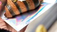 Selanjutnya ada croissant yang tak kalah menarik perhatian. Ada sebuah kelopak mawar merah muda di bagian atasnya. Ini varian Pistachio Rose Bi-Color Croissant. Kelihatan cantik ya? Foto: Istimewa