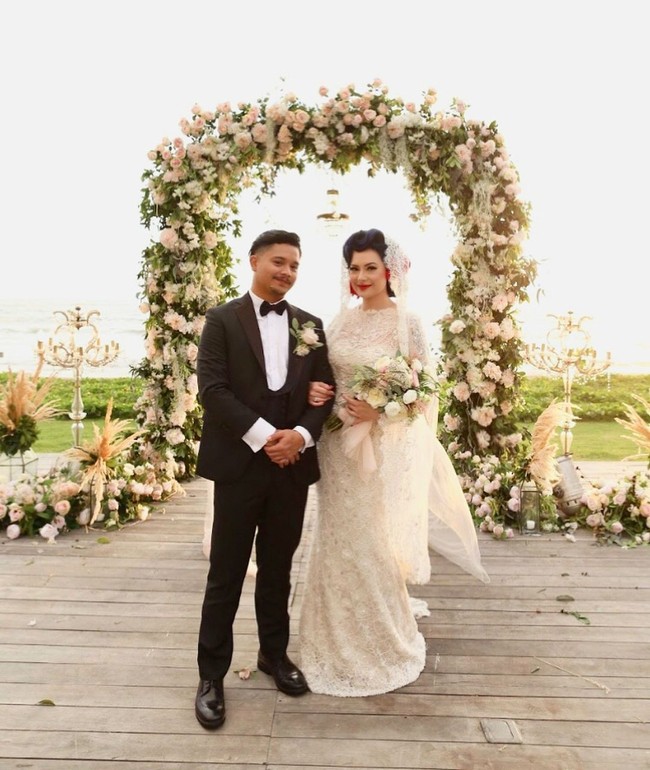 Derby Romero dan Claudia Adinda menikah pada 14 Oktober 2017 di Villa Ombak Biru, Bali. Suasana pernikahan keduanya intim dan romantis karena hanya dihadiri keluarga dan teman dekat. Claudia Adinda pun tidak menanggalkan karakter sebagai gadis pin up ala tahun 40-an ketika menikah. Di hari besarnya, ia pun tampil unik lengkap dengan makeup dan tatanan rambut yang populer di era 40 hingga 70-an tersebut. Foto: Instagram