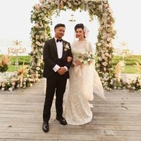 Derby Romero dan Claudia Adinda menikah pada 14 Oktober 2017 di Villa Ombak Biru, Bali. Suasana pernikahan keduanya intim dan romantis karena hanya dihadiri keluarga dan teman dekat. Claudia Adinda pun tidak menanggalkan karakter sebagai gadis pin up ala tahun 40-an ketika menikah. Di hari besarnya, ia pun tampil unik lengkap dengan makeup dan tatanan rambut yang populer di era 40 hingga 70-an tersebut. Foto: Instagram