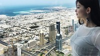 Selama tripnya di Timur Tengah, Sandra Olga juga mengunjungi Dubai. Tampak dia menikmati keindahan Dubai dari atas ketinggian Burj Khalifa. (Instagram/Sandra Olga)