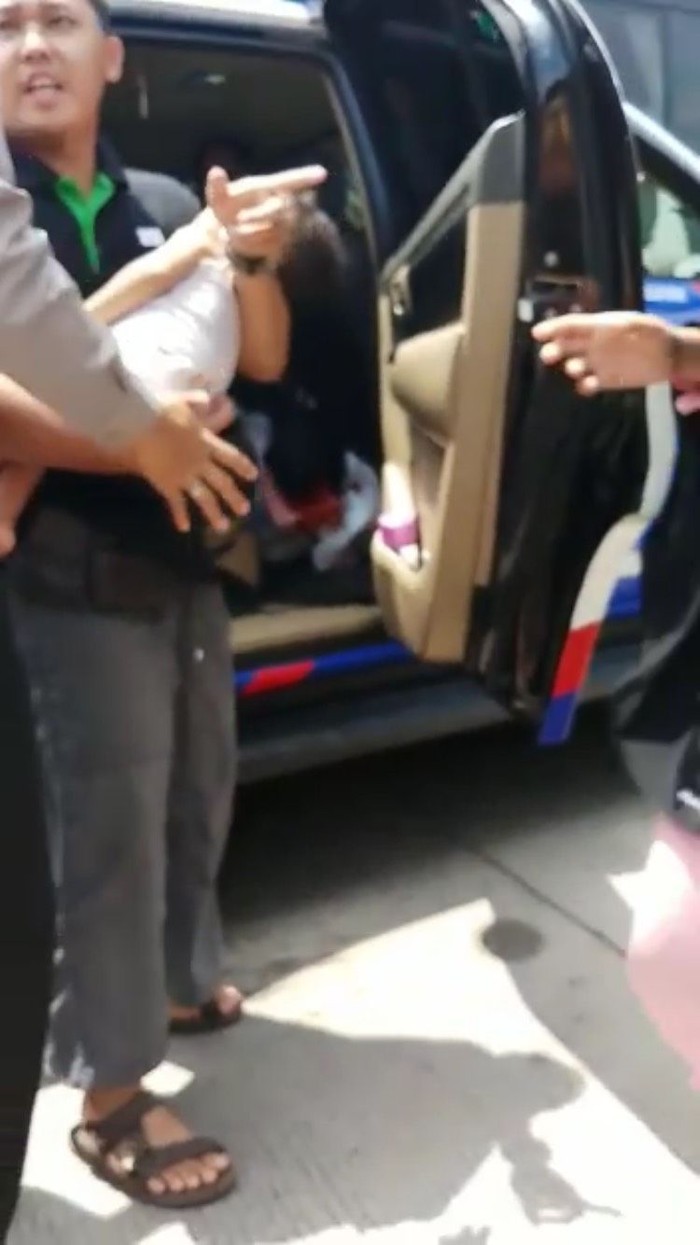 Cerita Polisi Selamatkan Bayi yang Kejang-kejang di Tol Karawang
