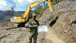 Penampakan Zeni TNI AD yang Tembus Hutan Bangun Trans Papua