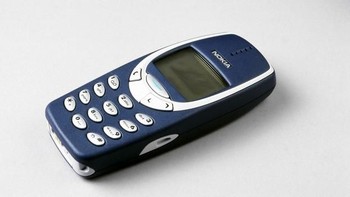 Ponsel semacam ini, Nokia 3310, dengan layar monokrom dan baterai awet, banyak dibeli mahasiswa. Foto: Istimewa  