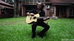 Melihat Kembali Tawa dan Keceriaan Almarhum Yon Koeswoyo