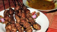 Warung Pak Jono jadi salah satu pilihan sate klatak enak yang ada di area Pasar Jejeran, Wonokromo. Pak Jono ini merupakan adik dari Pak Bari. Sate Klatak di sini dibandrol dengan harga Rp 20.000-an dan disajikan bersama dengan kuah gule. Foto: Istimewa
