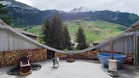 Dari salah satu sudut rumah, penghuninya bisa melihat ke pegunungan Alpine. Penghuni juga bisa merasakan sensasi lebih santai. Istimewa/homedit.com