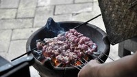 Sate Klatak Pak Yakut menjadi salah satu pilihan menikmati sate klatak enak. Campuran daging kambing dan lemak yang dibakar di atas arang menghasilkan aroma yang sedap! Foto: Istimewa