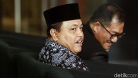 Mengenakan kemeja batik hitam ungu, Ketua DPRD Jambi Cornelis Buston mendatangi Gedung Merah Putih KPK, di Jakarta, Jumat (5/1/2018). 
