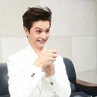 Meski terlihat aneh, ekspresi wajah Sungjae BTOB ini juga terlihat konyol. Foto: Istimewa