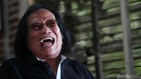 Sesekali ia pun tertawa kala mengingat momen-momen lucu di perjalanan karirnya. Grandyos Zafna/detikFoto.