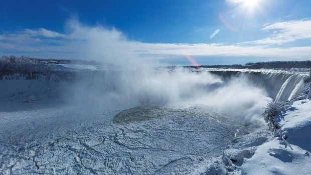 Badai 'Bom Siklon' di AS, 4 Tewas dan Air Terjun Niagara Membeku