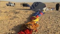 Balon udara ini diduga jatuh karena cuaca buruk. Balon udara itu terbawa angin yang sangat kencang hingga terbang di atas kuil dan kuburan kuno yang banyak terdapat di kawasan Luxor. Bagian parasut balon udara yang jatuh, telah digulung. Foto: AFP PHOTO/STRINGER