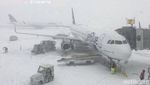 Foto: Landasan Bandara JFK New York yang Memutih Akibat Badai Salju