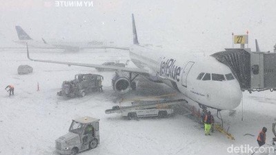 Foto: Landasan Bandara JFK New York yang Memutih Akibat Badai Salju