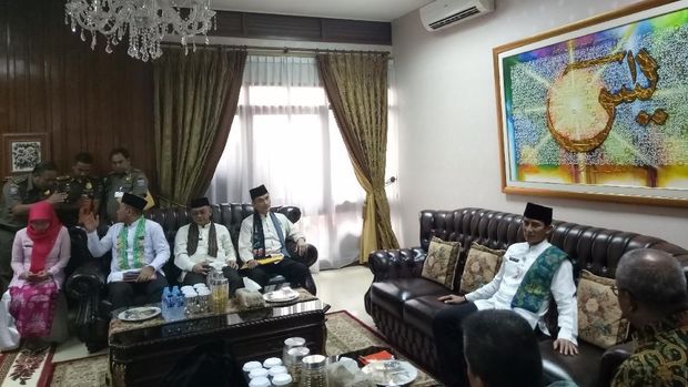 Sandiaga Sambangi Kediaman Mensos Khofifah, Bahas Apa?