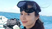 Indahnya alam bawah laut Indonesia juga tak luput dari eksplorasi Sandra Olga. Beberapa kali dia mengunggah fotonya sedang diving. (Instagram/Sandra Olga)