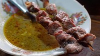 Sate Klatak Mak Adi bertempat di dekat Pom Bensin Imogiri Timur, tepatnya di jalan Imogiri Timur KM 5. Buka sampai jam 2 pagi, Anda bisa menikmati kenikmatan sate klatak dengan bumbu gule berempah yang kental. Foto: Istimewa